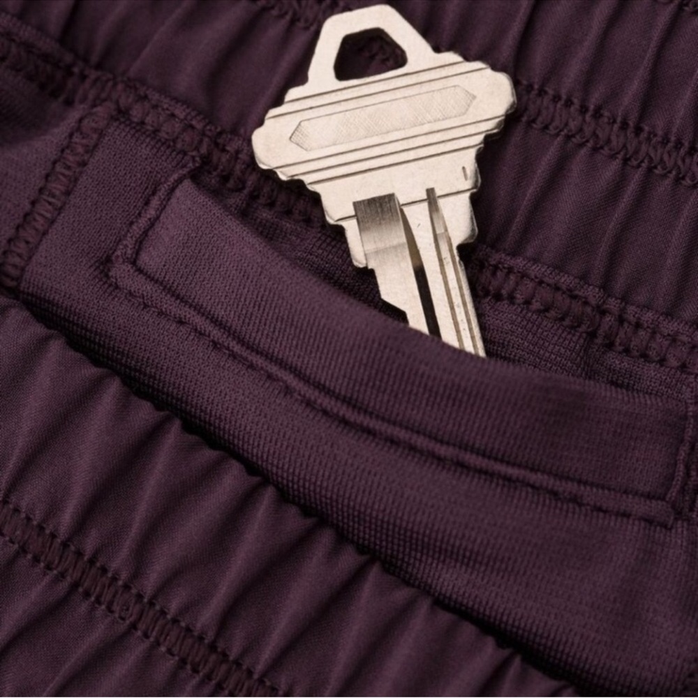 Pristine Lululemon Seek The Heat Short II Dark Adobe size: 8 - Picture 7 of 14